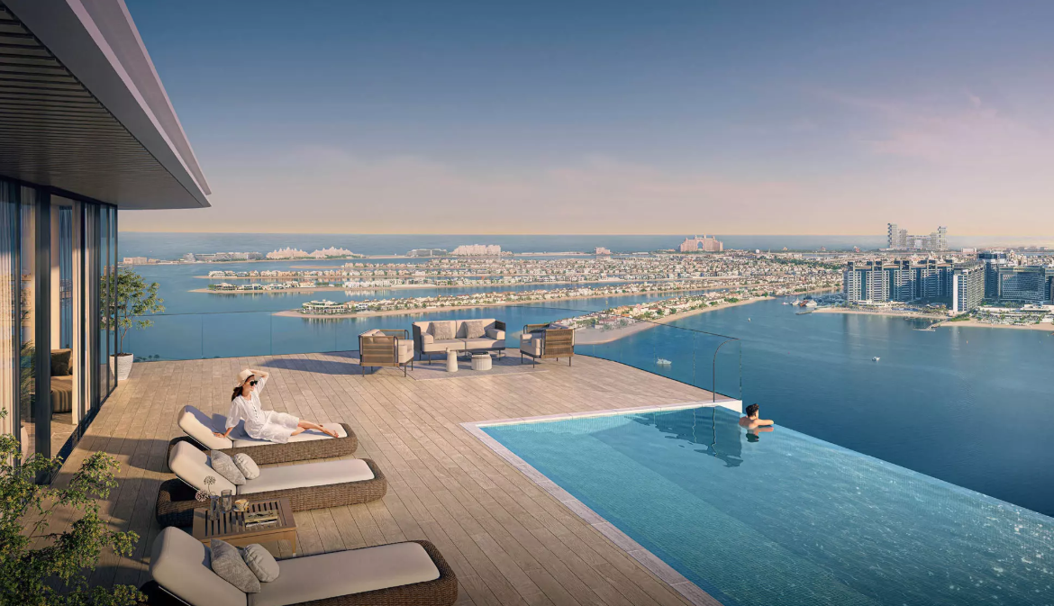 Distress resale in Emaar Beachfront Seapoint pool