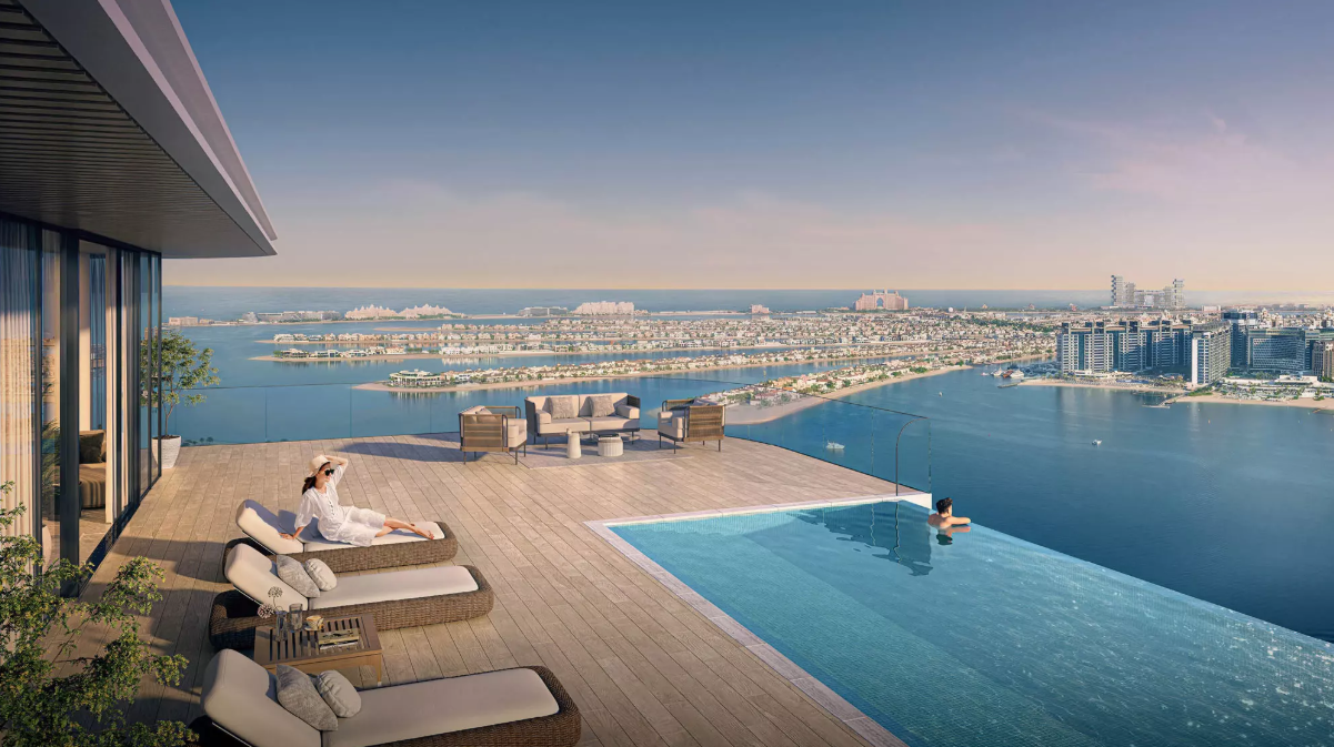 Distress resale in Emaar Beachfront Seapoint pool