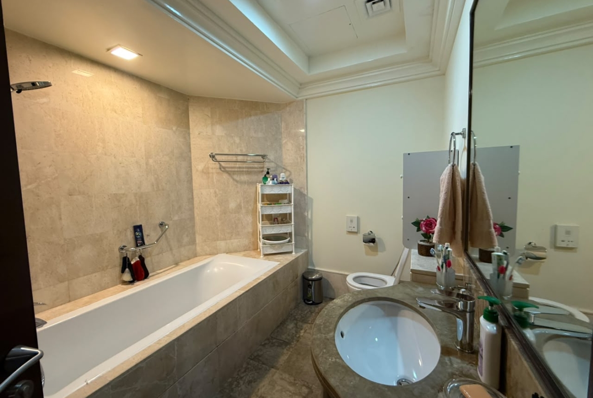Grandeur Residence Palm Jumeirah distress resale 1 br large bathroom
