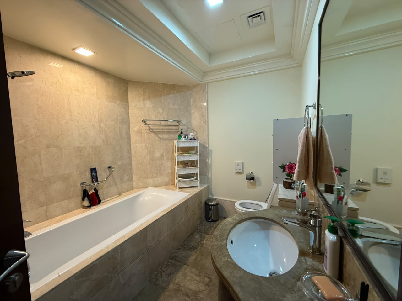 Grandeur Residence Palm Jumeirah distress resale 1 br large bathroom