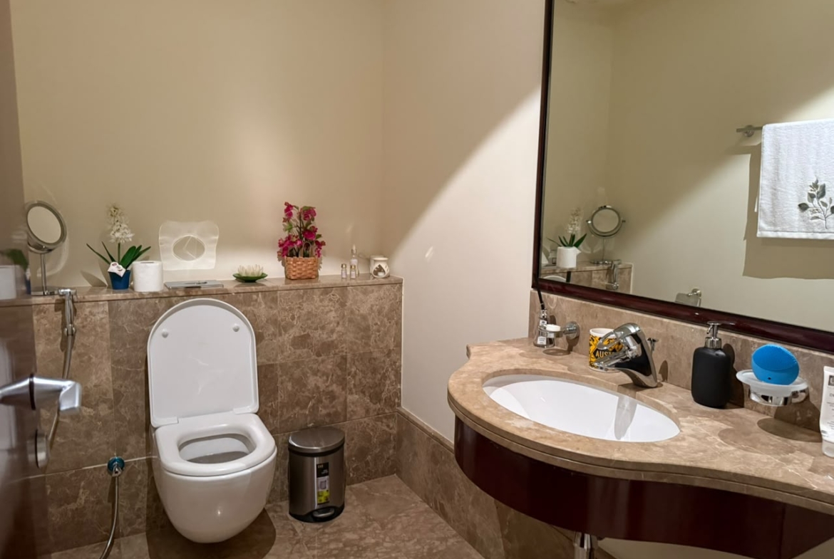 Grandeur Residence Palm Jumeirah distress resale 1 br powder room