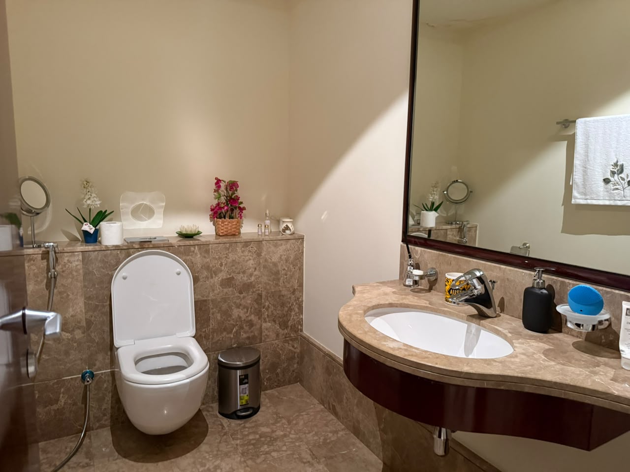 Grandeur Residence Palm Jumeirah distress resale 1 br powder room