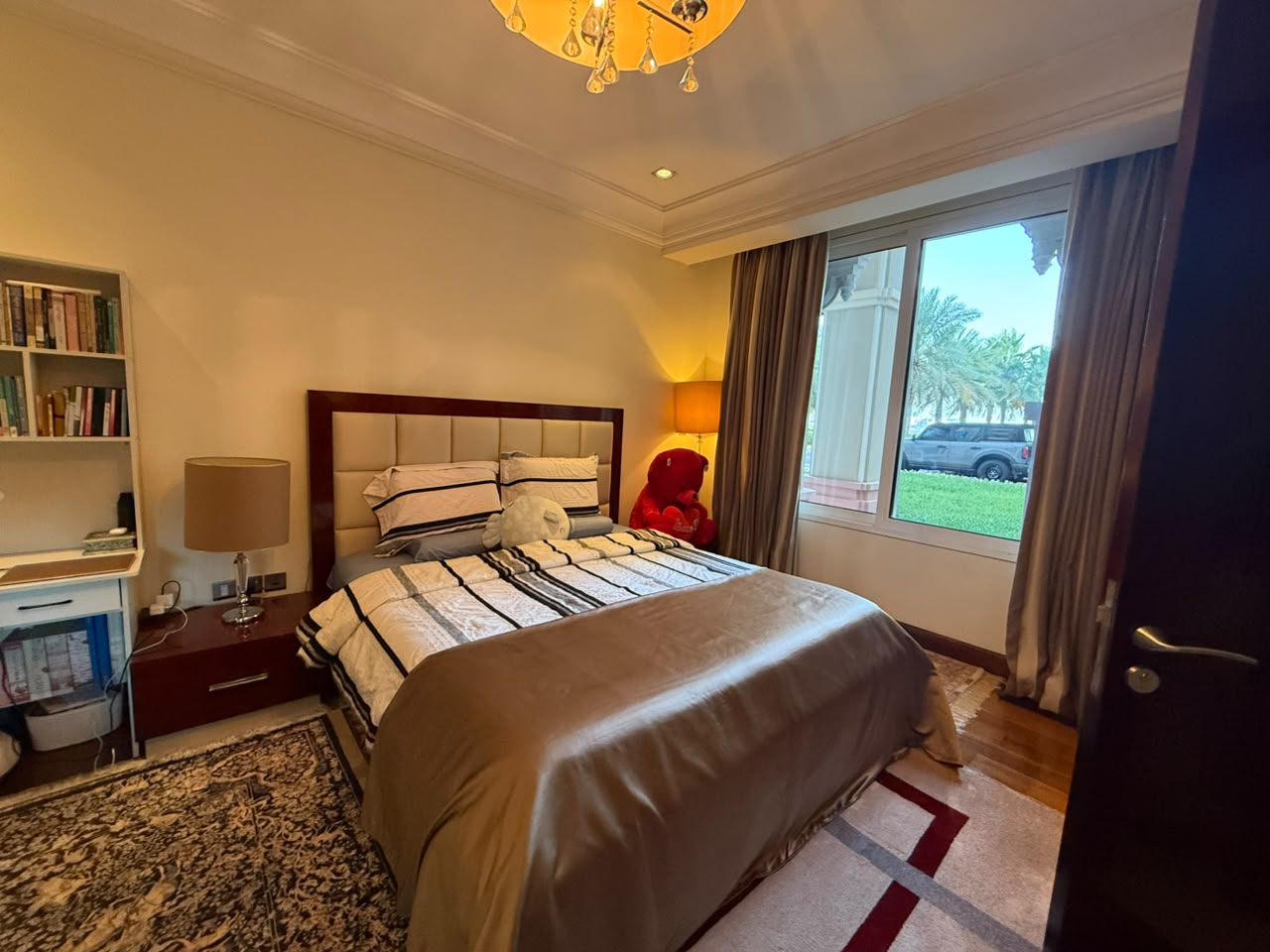 Grandeur Residence Palm Jumeirah distress resale 1 br large bedrom