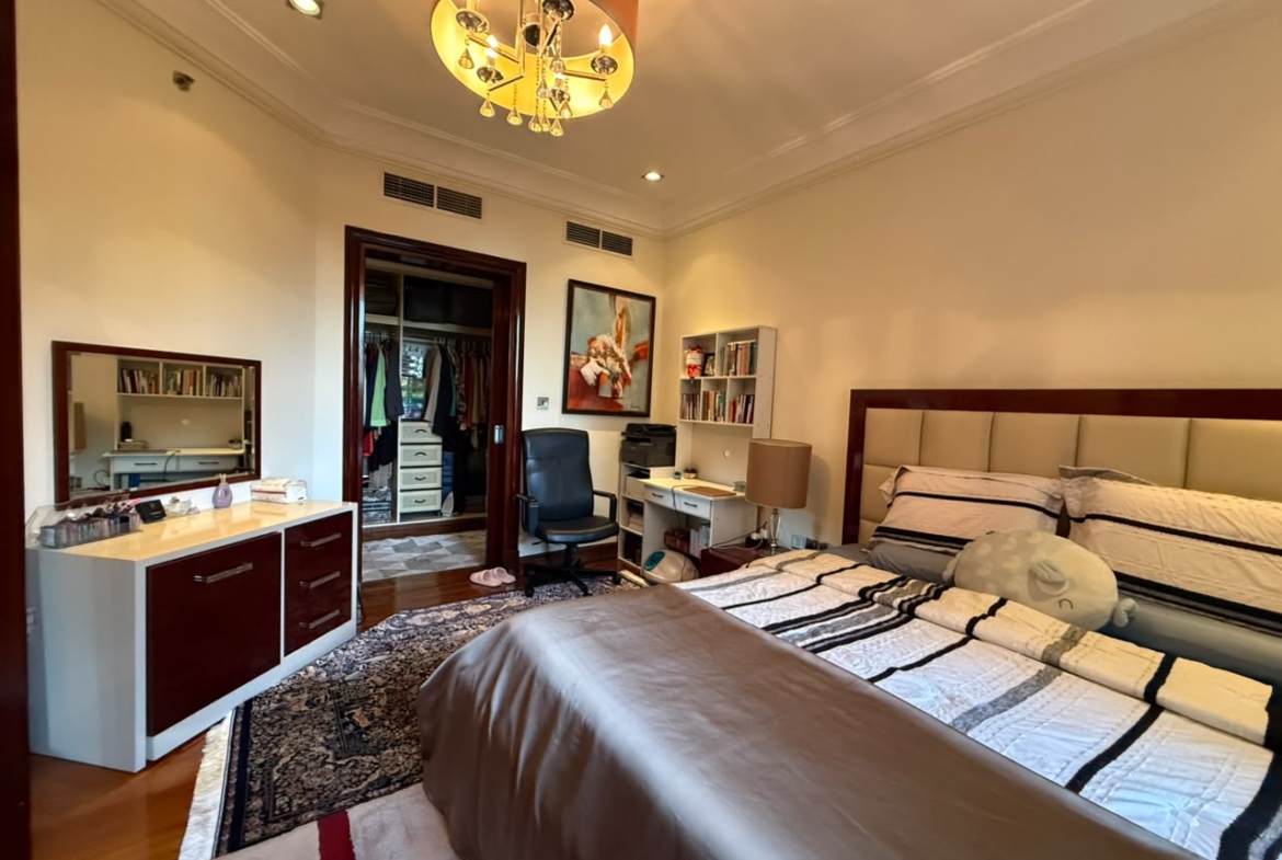 Grandeur Residence Palm Jumeirah distress resale 1 br large master-bedroom