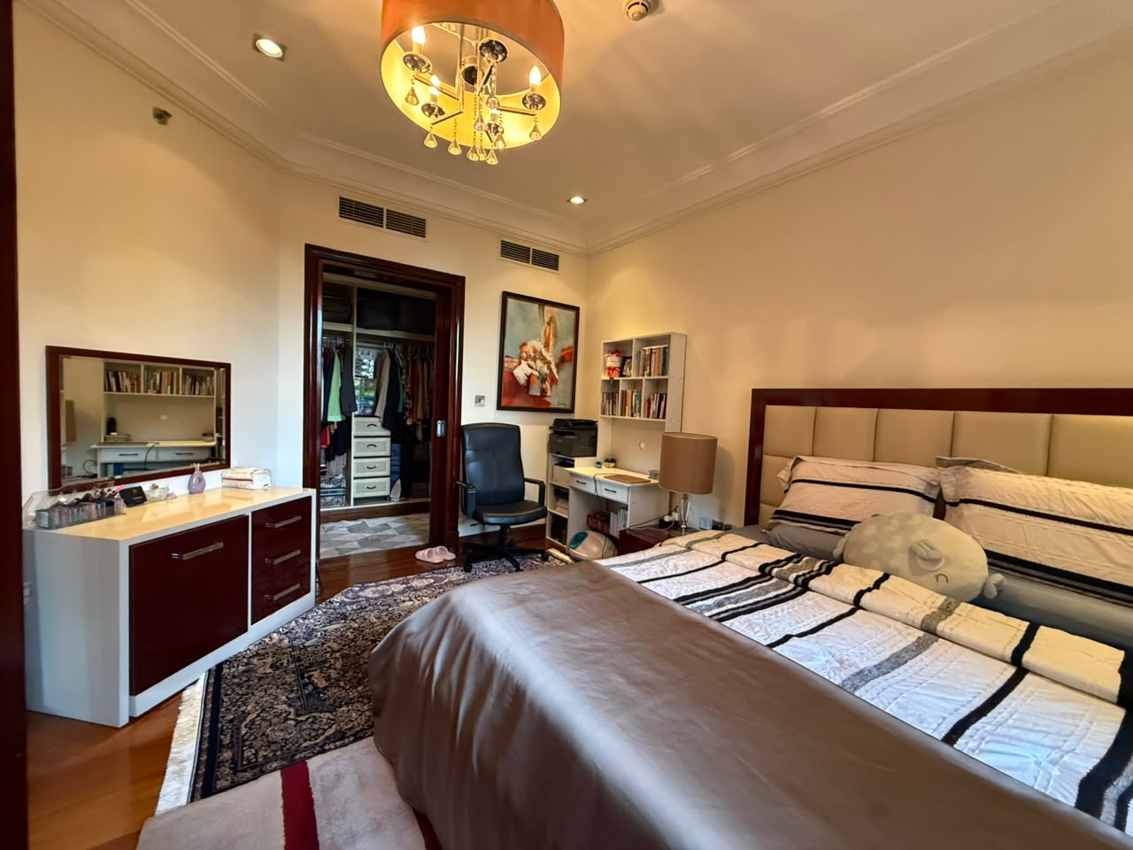 Grandeur Residence Palm Jumeirah distress resale 1 br large master-bedroom