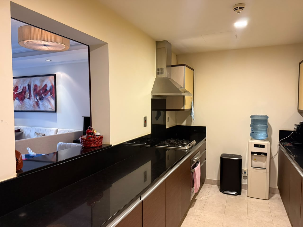 Grandeur Residence Palm Jumeirah distress resale 1 br large kitchen