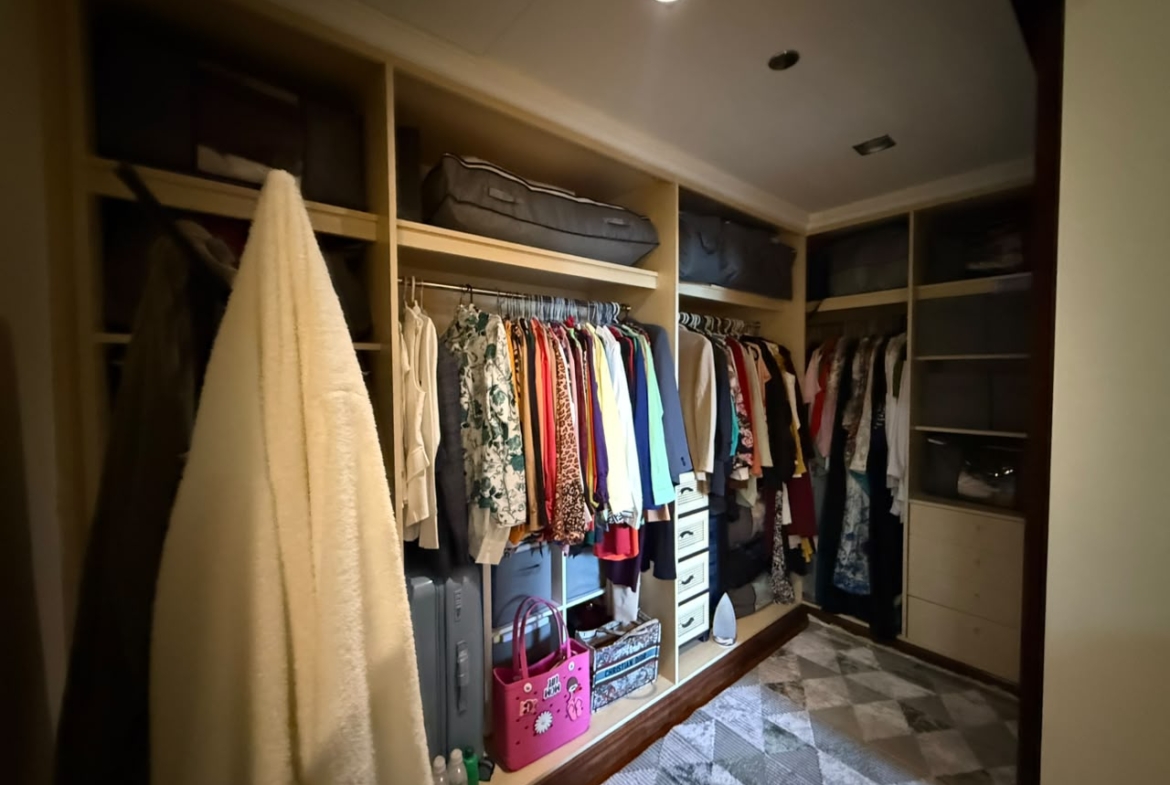 Grandeur Residence Palm Jumeirah distress resale 1 br large walk-in closet