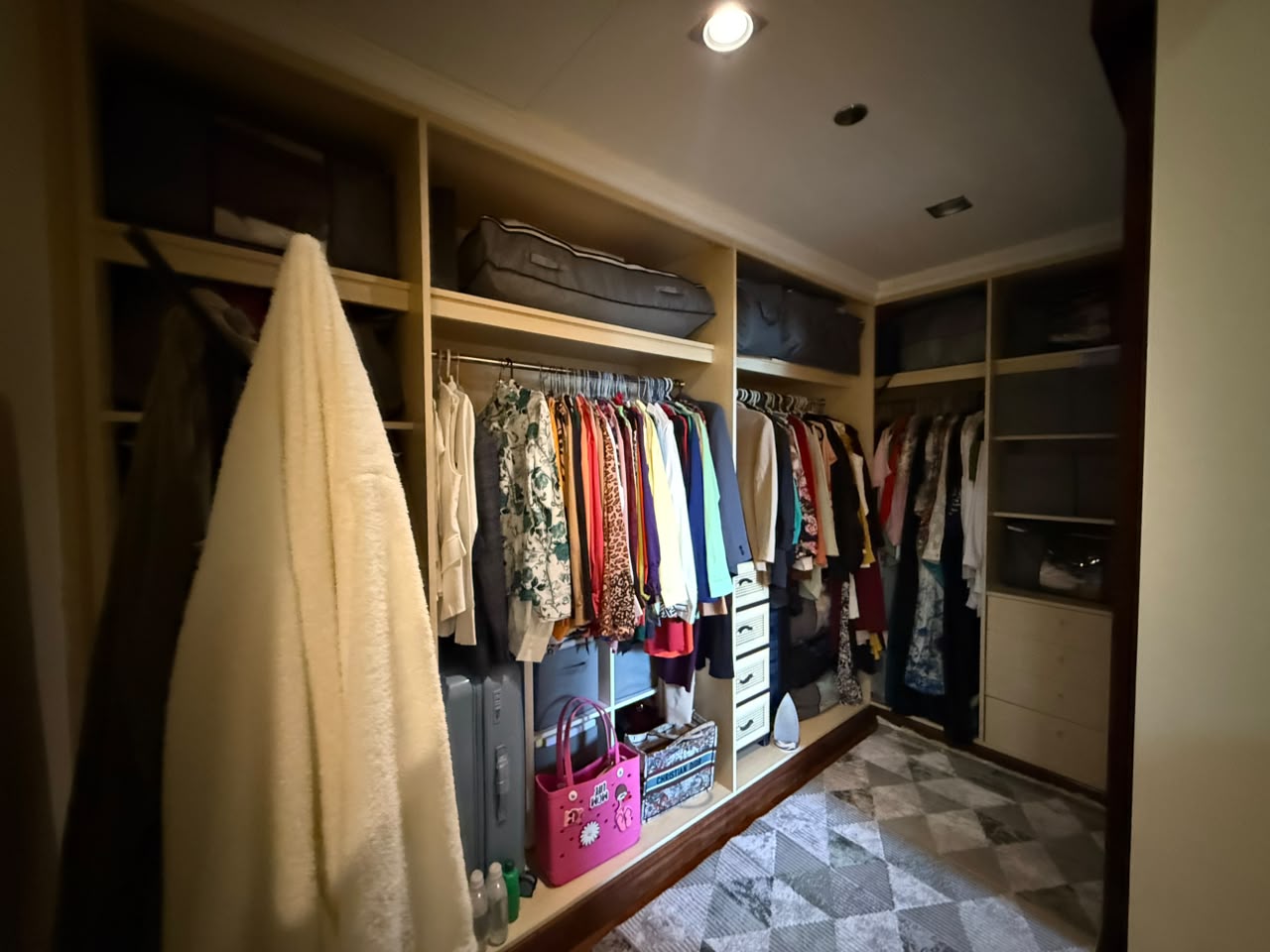 Grandeur Residence Palm Jumeirah distress resale 1 br large walk-in closet
