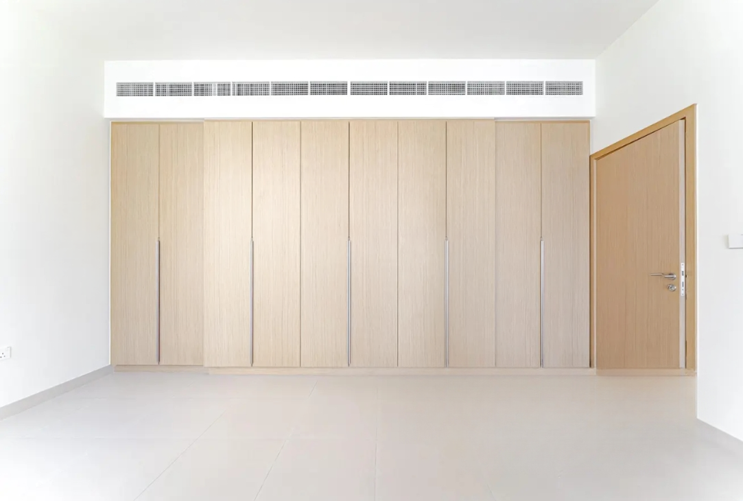 Address Hillcrest 5BR villa distress resale closet