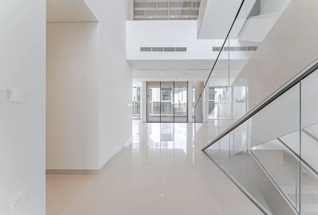 Address Hillcrest 5BR villa distress resale entry