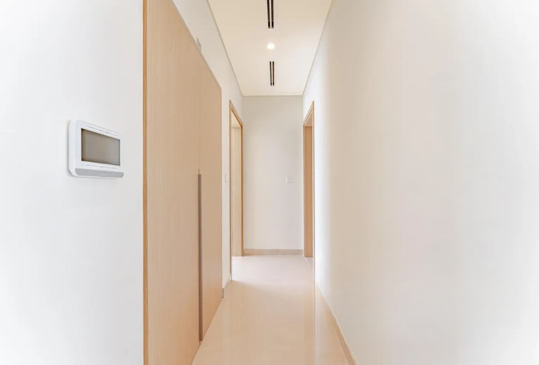 Address Hillcrest 5BR villa distress resale walk-in closet